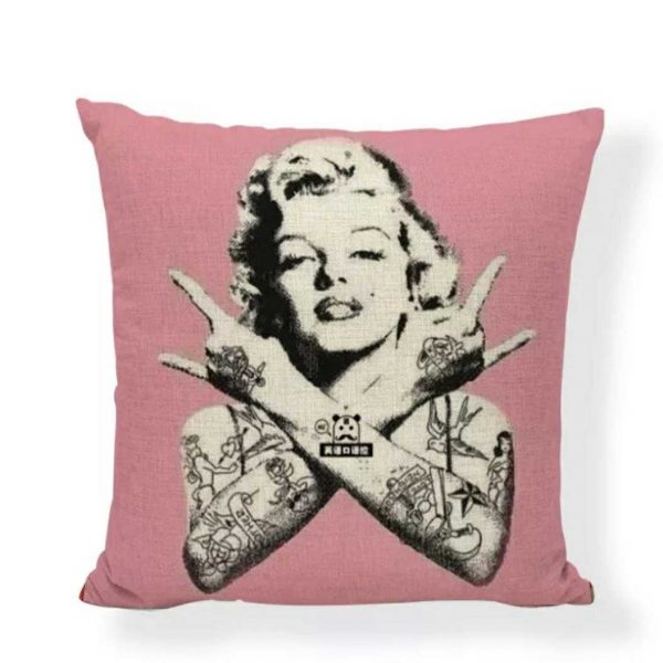 Imagen de cojín Marilyn con tatuajes y fondo rosa