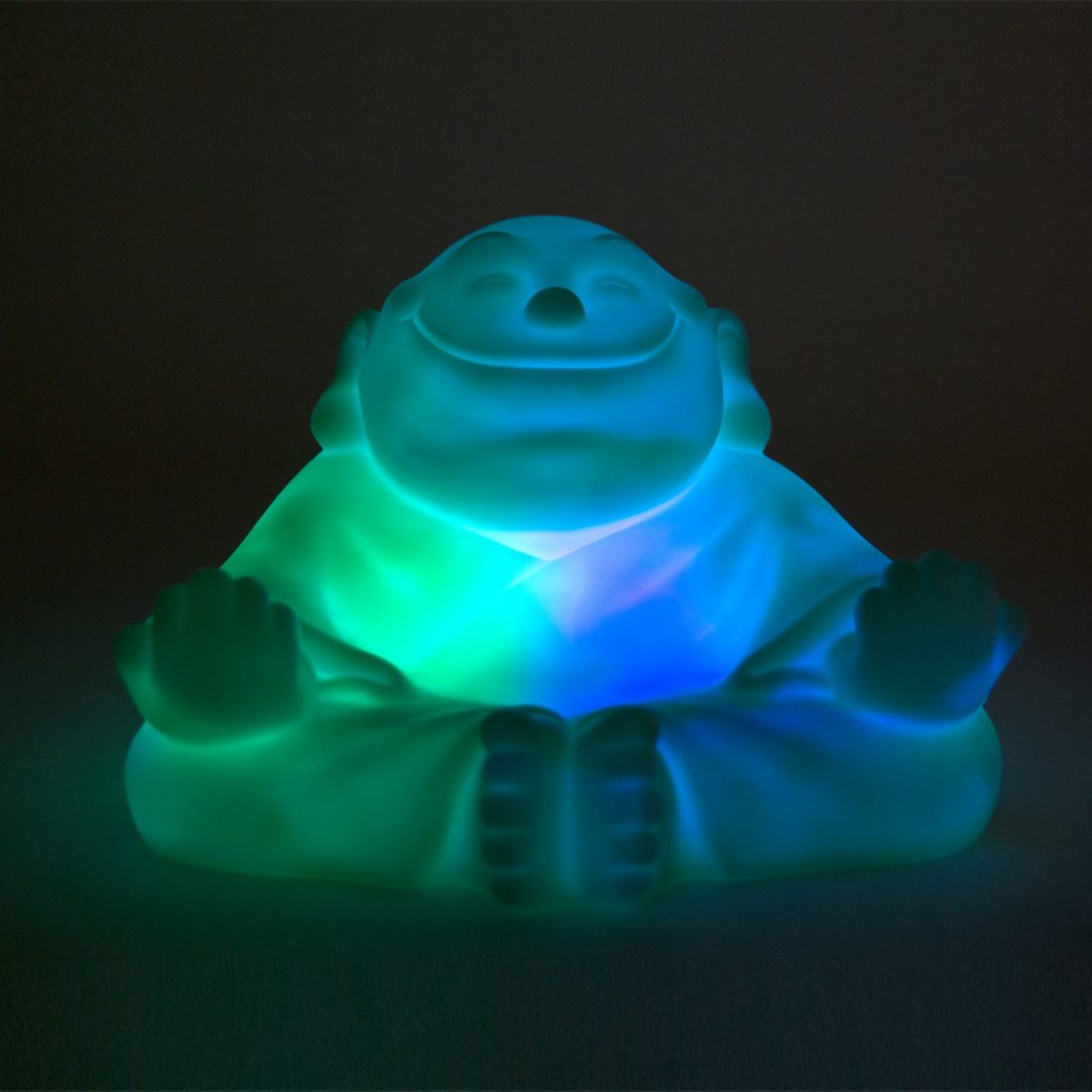 Imagen de luz quitamiedos con forma de Budha azul encendida