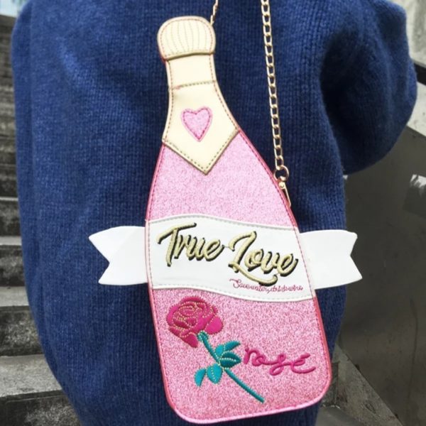 Imagen de bolso con forma de botella y la frase true love