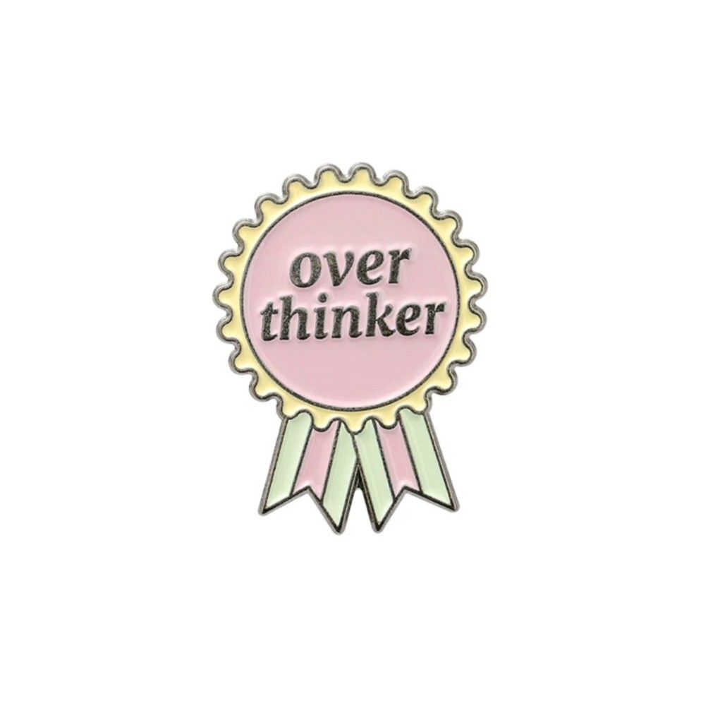 Imagen de pin insignia over thinker