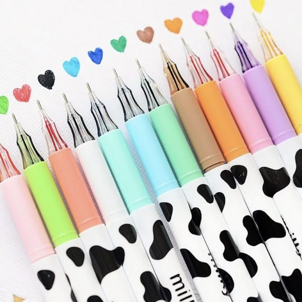 Imagen de bolígrafos de colores y manchitas de vaquita