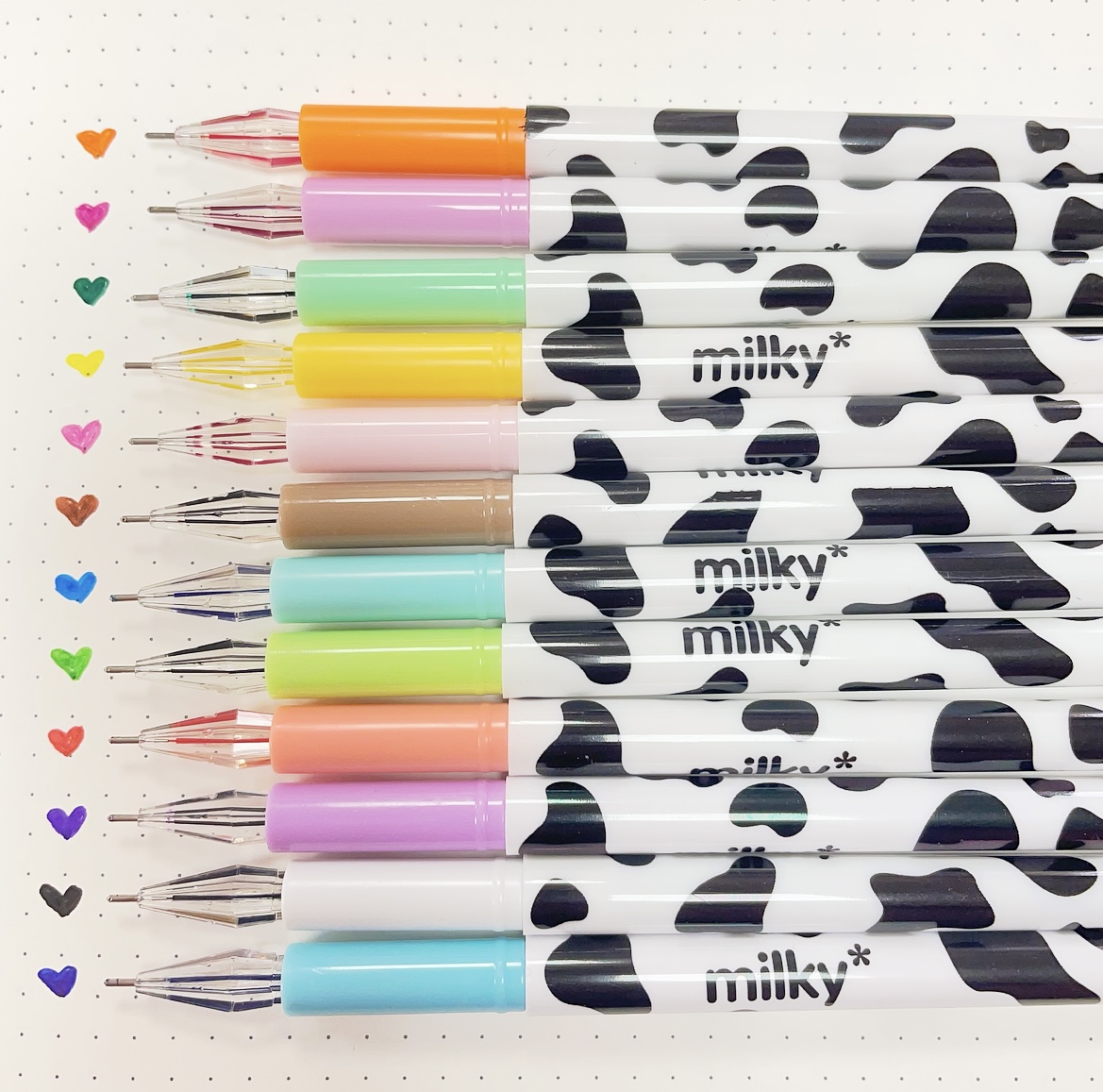 Imagen de bolígrafos de colores y manchitas de vaquita