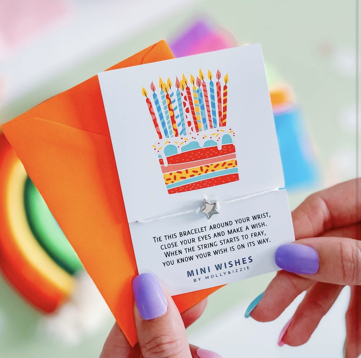 Imagen de pulsera y tarjeta happy birthday