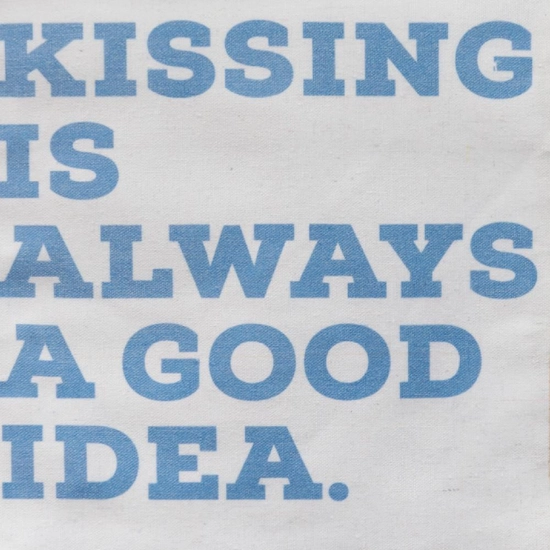 Imagen de banderola kissing is always a good idea