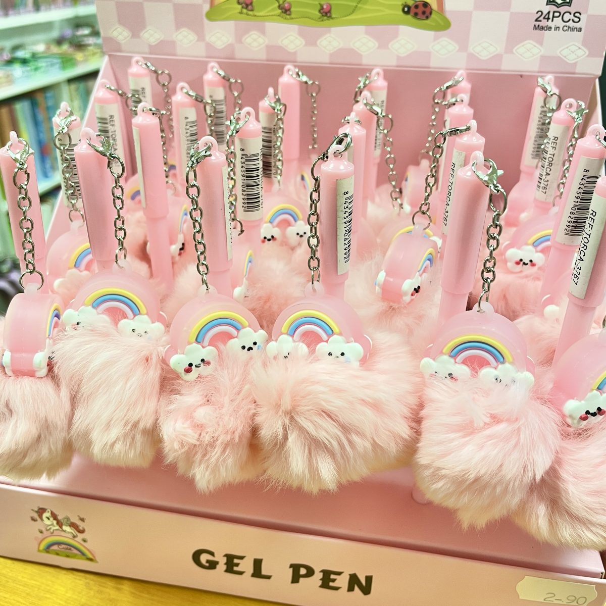 Imagen de bolígrafos con pompón y arcoíris colgando