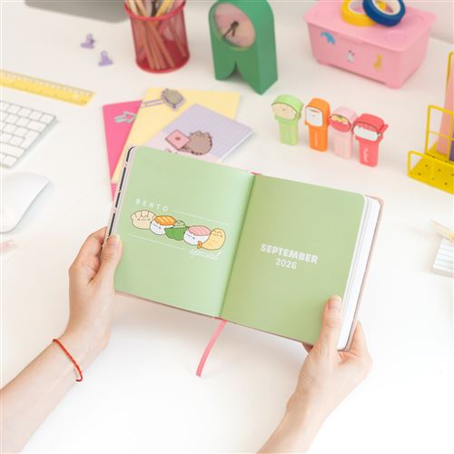 Agenda Escolar Día Página Ramen Pusheen 26/27